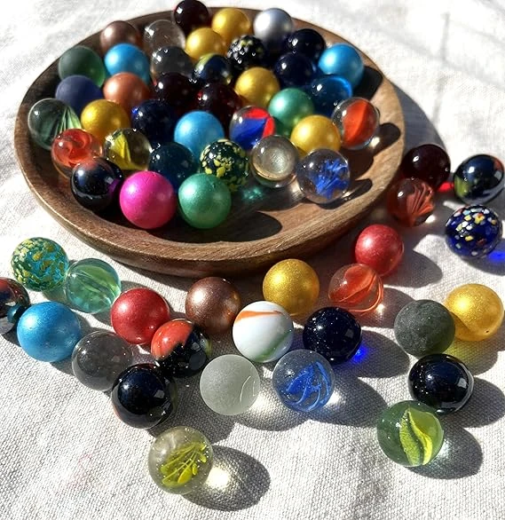 FAIRY TAIL & GLITZER FEE Lot de 60 billes en verre 16 mm – Grand mélange de couleurs – Boules colorées en verre pour jouer, bricoler, décorer – Jeu de billes décoratives – Boules décoratives pour