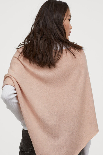 Poncho en maille rose poudré