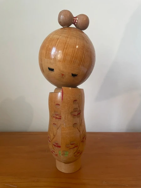Kokeshi en kimono de Miyashita Hajime