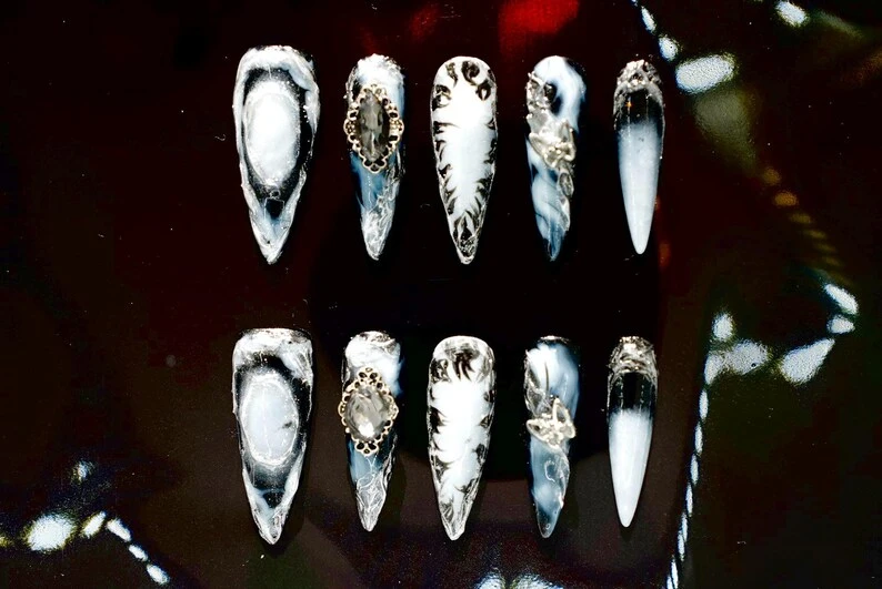 Presse noire et blanche personnalisée faite main sur les ongles | Motif fumée 3D avec gemme argentée | Nail Art gothique en marbre de l'an 2000 |