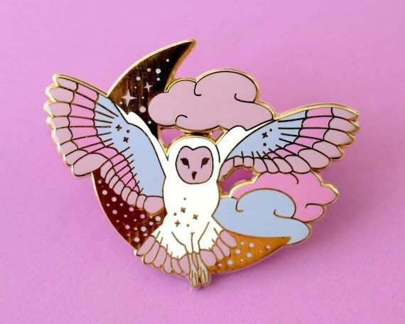 Midnight Owl épingle en émail Bird pin Flying owl Pastel émail pin Witch émail pin Pastel goth Mignon gothique émail pin Witch gifts Wise owl