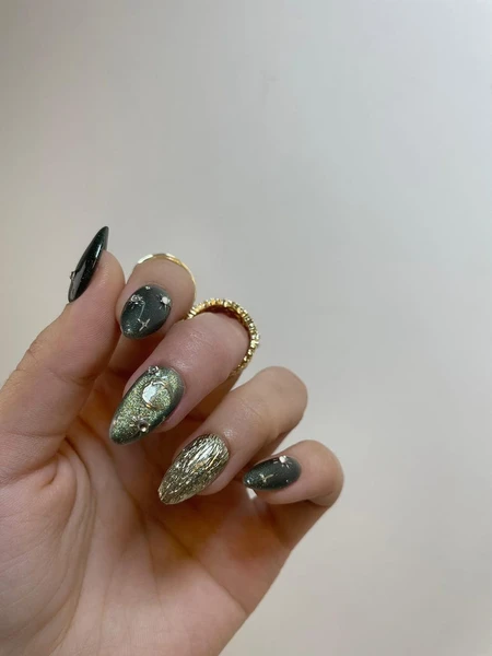 De retour ! Ongles pressés – vert foncé œil de chat avec lune et étoiles argentées | Look mystique