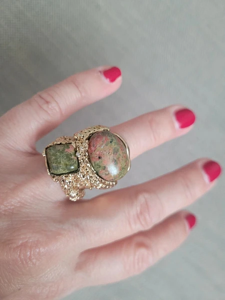 Anillo dorado y piedras. Bimba y Lola