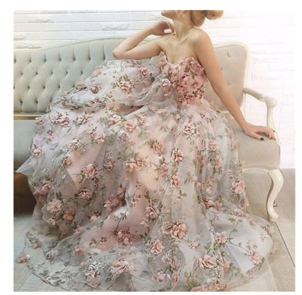 Robe de bal en tulle fleurie 