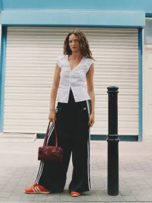 adidas Originals - Pantalon de jogging large en satin à 3 bandes volantées - Noir