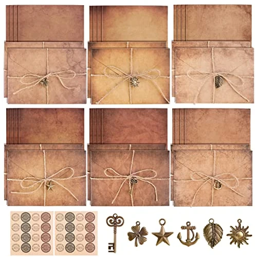 74 Pièces Enveloppe Vintage,Set Papier à Lettres Vintage avec Enveloppe 24 Papier à Lettre A5 12 Enveloppes Retro 12 Pendentif en Métal 24 Corde de Jute,Enveloppes Papier Kraft pour Fête