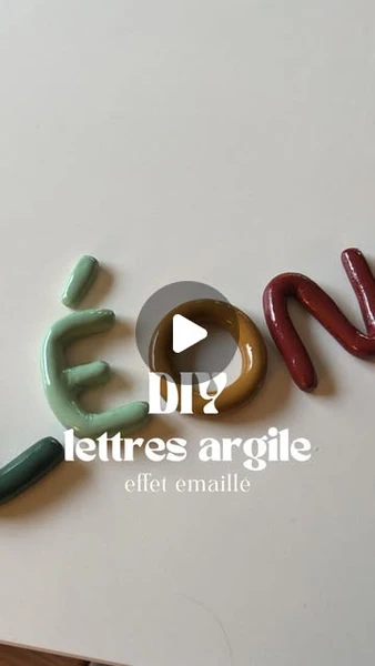 Léa S.B. • Décoratrice d’intérieur / DIY mama on Instagram: "Un nouveau tuto lettres en argile autodurcissante (toujours avec l’effet émaillé qu’on adore !)Cette fois pas besoin d’emporte-pièces… Et j’ai même testé l’argile et le vernis Action… (qui sont très bien, mettez bien 4 couches pour le vernis)Vous préférez quelle version ? Celle-ci ou l’ancienne avec les emporte-pièces ?J’avoue que j’aime beaucoup celle-ci pour son côté plus authentique mais je suis bien contente de l’offrir à un petit Léon et ses 4 lettres car c’est plus long à réaliser🤪#airdryclay #argileautodurcissante #lettresargile #tutoargile #ceramique"