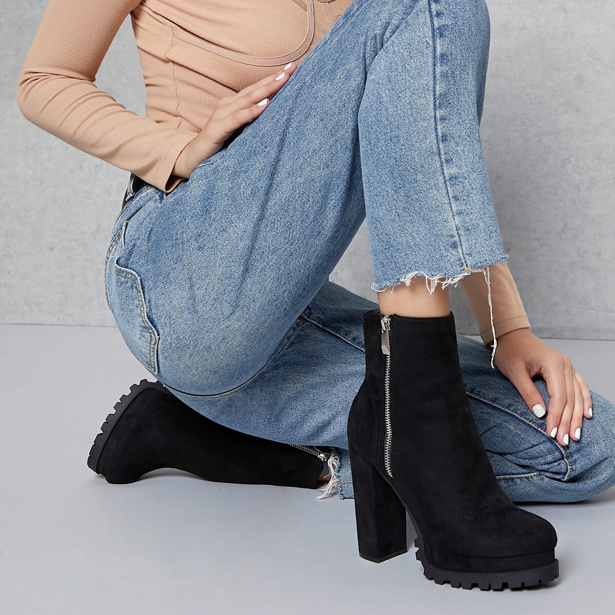Bottes zippées en suédine à talons hauts