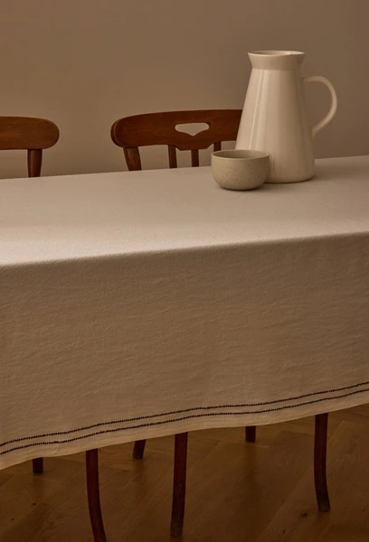 Nappe avec broderie pointillés, 170x250cm, 100% coton