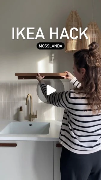 ALENA • DIY & Interieurinspiratie sur Instagram: "𝖬𝗈𝗌𝗌𝗅𝖺𝗇𝖽𝖺 𝗌𝖼𝗁𝗂𝗅𝖽𝖾𝗋𝗂𝗃𝖾𝗇𝗉𝗅𝖺𝗇𝗄 𝖨𝗄𝖾𝖺 | 𝙸𝚔 𝚑𝚊𝚍 𝚊𝚕 𝚎𝚎𝚗 𝚝𝚒𝚓𝚍𝚓𝚎 𝟹 𝙼𝚘𝚜𝚜𝚕𝚊𝚗𝚍𝚊 𝚙𝚕𝚊𝚗𝚔𝚎𝚗 𝚟𝚊𝚗 𝚍𝚎 𝙸𝚔𝚎𝚊 𝚒𝚗 𝚍𝚎 𝚔𝚎𝚞𝚔𝚎𝚗 𝚑𝚊𝚗𝚐𝚎𝚗. 𝙽𝚞 𝚒𝚔 𝚋𝚎𝚜𝚕𝚘𝚘𝚝 𝚍𝚎 𝚙𝚕𝚊𝚗𝚔 𝚍𝚘𝚘𝚛 𝚝𝚎 𝚕𝚊𝚝𝚎𝚗 𝚕𝚘𝚙𝚎𝚗 𝚝𝚘𝚝 𝚊𝚊𝚗 𝚍𝚎 𝚖𝚞𝚞𝚛, 𝚠𝚊𝚛𝚎𝚗 𝚍𝚎𝚣𝚎𝚕𝚏𝚍𝚎 𝚔𝚕𝚎𝚞𝚛 𝚙𝚕𝚊𝚗𝚔𝚎𝚗 𝚗𝚒𝚎𝚝 𝚖𝚎𝚎𝚛 𝚝𝚎 𝚔𝚘𝚘𝚙 𝚋𝚒𝚓 𝙸𝚔𝚎𝚊. 𝙶𝚎𝚕𝚞𝚔𝚔𝚒𝚐 𝚠𝚊𝚜 𝚍𝚊𝚊𝚛 𝚎𝚎𝚗 𝚕𝚒𝚎𝚟𝚎 𝚟𝚘𝚕𝚐𝚎𝚛 𝚍𝚒𝚎 𝚗𝚘𝚐 𝟹 𝚙𝚕𝚊𝚗𝚔𝚎𝚗 𝚘𝚙 𝚣𝚘𝚕𝚍𝚎𝚛 𝚑𝚊𝚍 𝚕𝚒𝚐𝚐𝚎𝚗.
𝙾𝚟𝚎𝚛 𝚍𝚎 𝚑𝚎𝚕𝚎 𝚋𝚛𝚎𝚎𝚍𝚝𝚎 𝚙𝚊𝚜𝚜𝚎𝚗 𝚗𝚎𝚝 𝚗𝚒𝚎𝚝 𝟼 𝚙𝚕𝚊𝚗𝚔𝚎𝚗. 𝙳𝚎 𝚕𝚊𝚊𝚝𝚜𝚝𝚎 𝚙𝚕𝚊𝚗𝚔 𝚑𝚎𝚋 𝚒𝚔 𝚍𝚞𝚜 𝚘𝚙𝚖𝚊𝚊𝚝 𝚐𝚎𝚣𝚊𝚊𝚐𝚍. 𝙳𝚘𝚎 𝚍𝚒𝚝 𝚟𝚘𝚘𝚛𝚣𝚒𝚌𝚑𝚝𝚒𝚐 𝚣𝚘𝚍𝚊𝚝 𝚑𝚎𝚝 𝚑𝚘𝚞𝚝 𝚎𝚗 𝚏𝚒𝚗𝚎𝚎𝚛 𝚗𝚒𝚎𝚝 𝚐𝚊𝚊𝚝 𝚜𝚙𝚕𝚒𝚗𝚝𝚎𝚛𝚎𝚗. 𝙹𝚎 𝚔𝚞𝚗𝚝 𝚑𝚎𝚖 𝚋𝚎𝚝𝚎𝚛 𝚎𝚎𝚗 𝚙𝚊𝚊𝚛 𝚖𝚖 𝚐𝚛𝚘𝚝𝚎𝚛 𝚣𝚊𝚐𝚎𝚗 𝚎𝚗 𝚍𝚎 𝚛𝚎𝚜𝚝 𝚜𝚌𝚑𝚞𝚛𝚎𝚗.
𝙾𝚖𝚍𝚊𝚝 𝚎𝚛 𝚕𝚎𝚒𝚍𝚒𝚗𝚐𝚎𝚗 𝚒𝚗 𝚍𝚎 𝚖𝚞𝚞𝚛 𝚕𝚘𝚙𝚎𝚗 𝚑𝚎𝚋 𝚒𝚔 𝚍𝚎 𝚕𝚊𝚊𝚝𝚜𝚝𝚎 𝟹 𝚙𝚕𝚊𝚗𝚔𝚎𝚗 𝚘𝚙𝚐𝚎𝚑𝚊𝚗𝚐𝚎𝚗 𝚖𝚎𝚝 𝚑𝚒𝚐𝚑 𝚝𝚊𝚌𝚔 𝚔𝚒𝚝.
𝙾𝚗𝚍𝚎𝚛 𝚍𝚎 𝚙𝚕𝚊𝚗𝚔𝚎𝚗 𝚐𝚊 𝚒𝚔 𝚗𝚘𝚐 𝚎𝚎𝚗 𝚕𝚎𝚍𝚜𝚝𝚛𝚒𝚙 𝚖𝚘𝚗𝚝𝚎𝚛𝚎𝚗. 𝙳𝚒𝚝 𝚣𝚊𝚕 𝚒𝚔 𝚕𝚊𝚝𝚎𝚛 𝚖𝚎𝚝 𝚓𝚞𝚕𝚕𝚒𝚎 𝚍𝚎𝚕𝚎𝚗.
𝙳𝚎 𝙼𝚘𝚜𝚜𝚕𝚊𝚗𝚍𝚊 𝚜𝚌𝚑𝚒𝚕𝚍𝚎𝚛𝚒𝚓𝚙𝚕𝚊𝚗𝚔𝚎𝚗 𝟻𝟻𝚌𝚖 𝚜𝚑𝚘𝚙 𝚓𝚎 𝚟𝚘𝚘𝚛 €𝟺,𝟿𝟿 𝚋𝚒𝚓 𝚒𝚔𝚎𝚊. 𝚆𝚊𝚝 𝚖𝚒𝚓 𝚋𝚎𝚝𝚛𝚎𝚏𝚝 𝚎𝚎𝚗 𝚕𝚎𝚞𝚔𝚎 𝚋𝚞𝚍𝚐𝚎𝚝 𝚘𝚙𝚕𝚘𝚜𝚜𝚒𝚗𝚐 𝚟𝚘𝚘𝚛 𝚒𝚗 𝚍𝚎 𝚔𝚎𝚞𝚔𝚎𝚗.
•
•
•
#interior #myinterior #scandijapandi #wabisabi #scandihome #minimalism #japandistyle #japandi #natuurlijkewoonstijl #wabisabiinteriors #wabisabistyle #binnenkijken #homedecor #cosyhome #vtwonenbijmijthuis #hyggesfeer #hygge #beigehome #ikea #ikeahack #beigekeuken #instahome #homeinspo #instagramgrowth #stylingtips #myhome2inspire #interieurstyling #interieurontwerp"