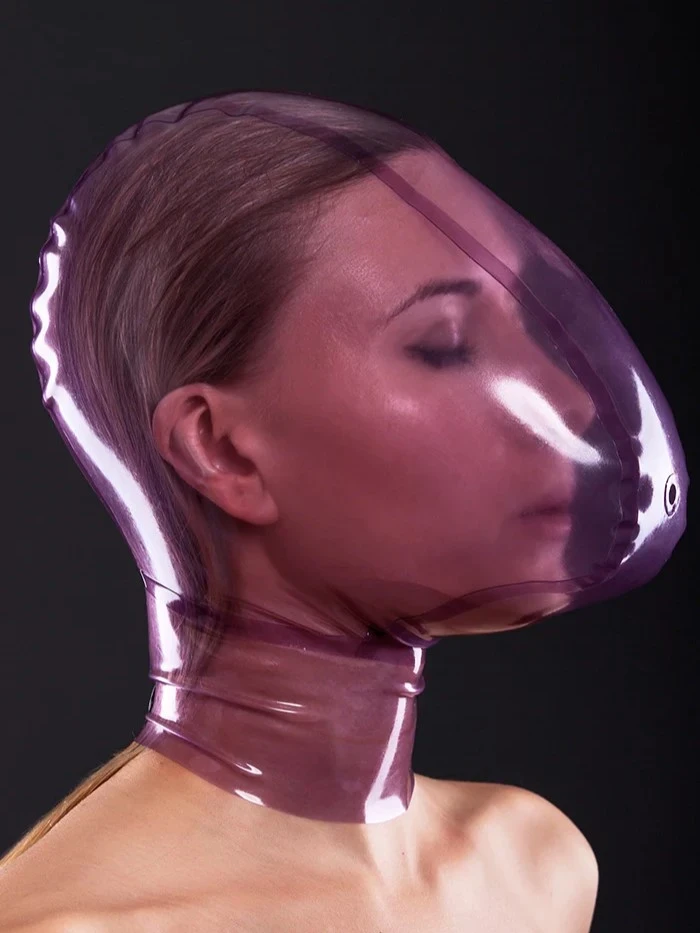Masque d'ecstasy en latex avec un petit trou pour contrôler la respiration
