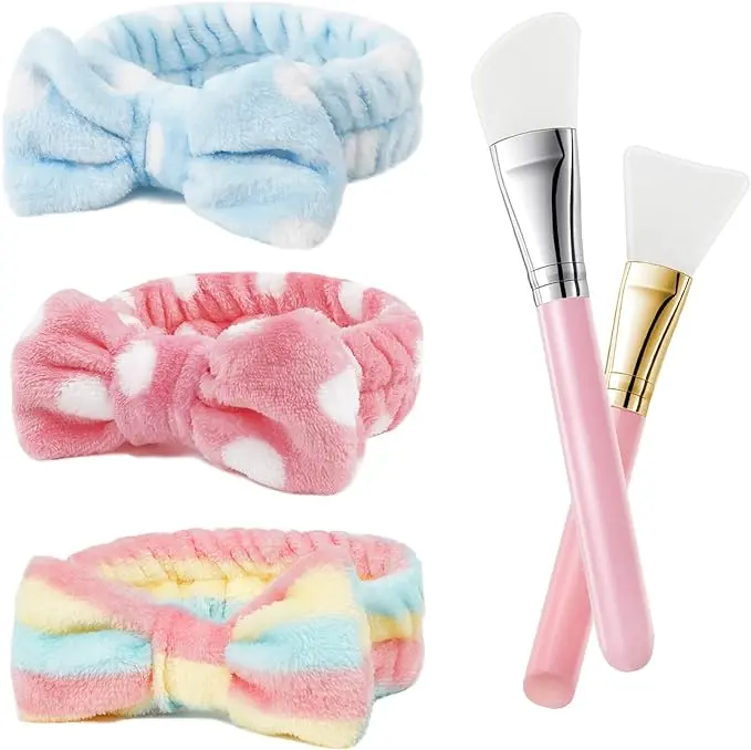 URAQT Bandeau de cheveux avec nœud papillon, 3 pièces Bandeau de maquillage avec 2 brosses en silicone pour masque facial, Bandeau élastique en flanelle pour femmes pour le maquillage, le lavage du visage, le sport et les soins de la peau