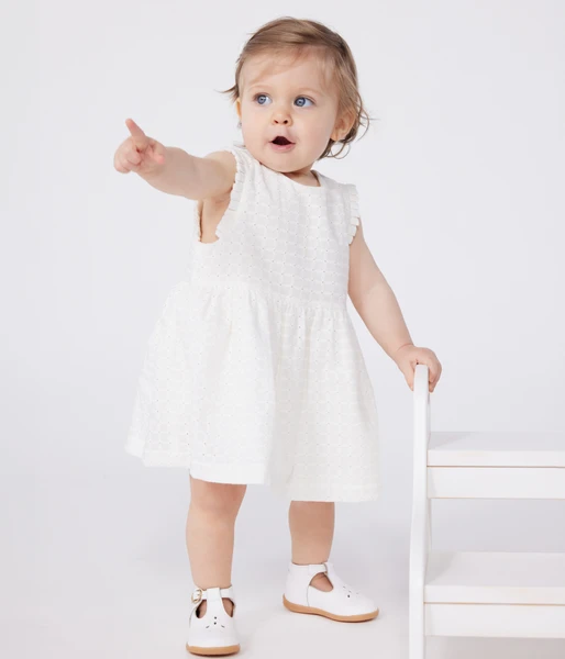Robe blanche bébé en coton broderie anglaise sans manches