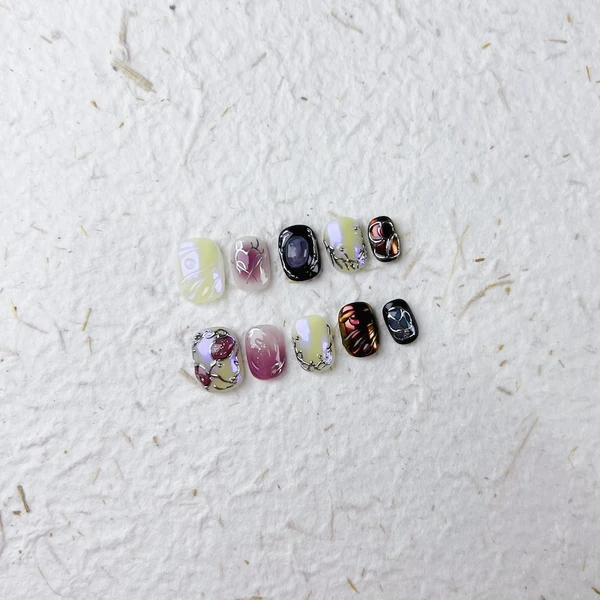 Presse carrée courte unique sur les ongles avec des lignes rouges et argentées et des motifs ovales violets. Un design audacieux pour les fêtes ou un