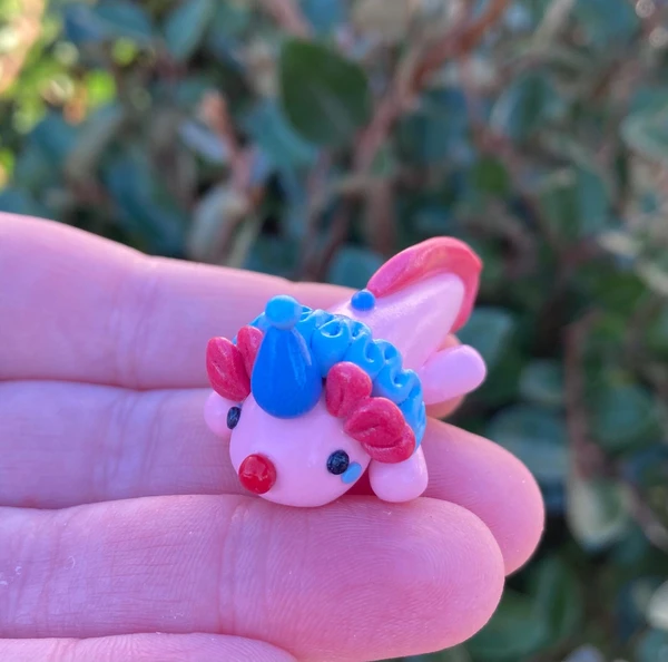 Mini figurine de clown axolotl faite main