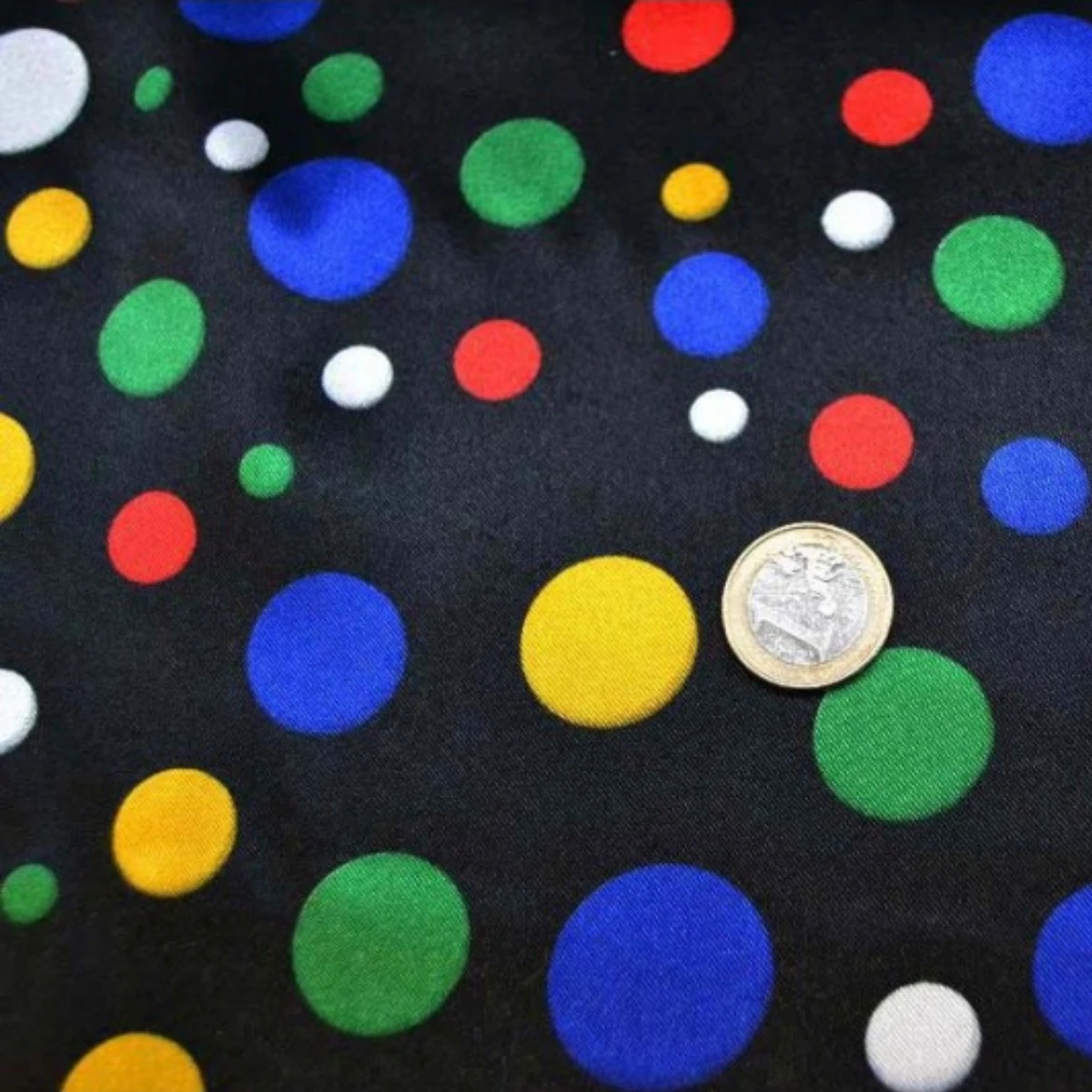 Tissu Satin Carnaval Petits Pois Multicolores fond Noir au Mètre pour la confection de Déguisements