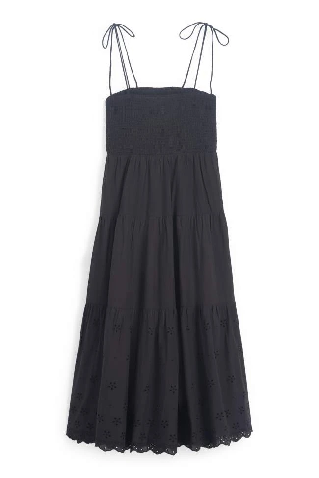 Robe de coupe évasée - broderie anglaise - finition smockée
