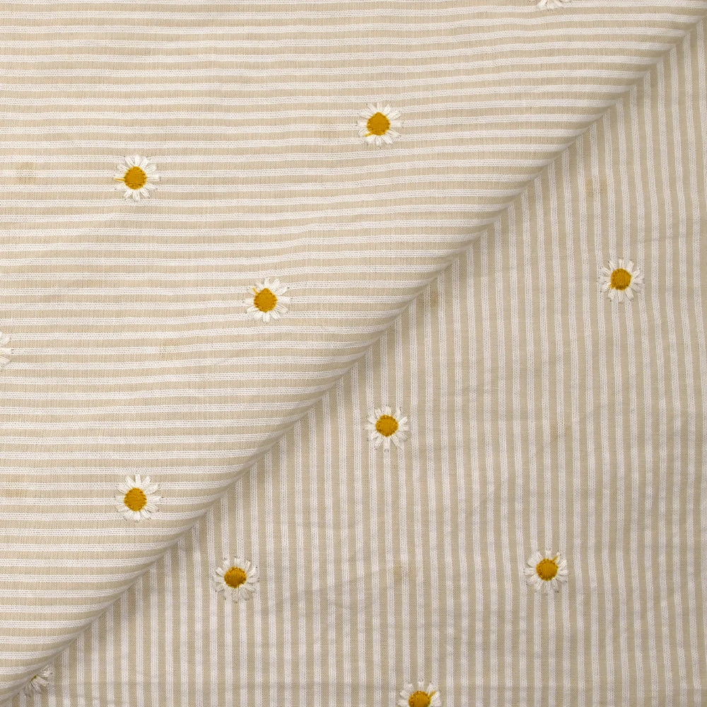 Coton tissé teint brodé marguerite fond rayé blanc et beige