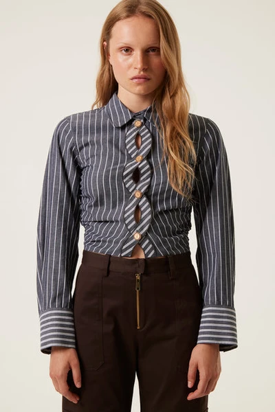Short shirt with braid opening