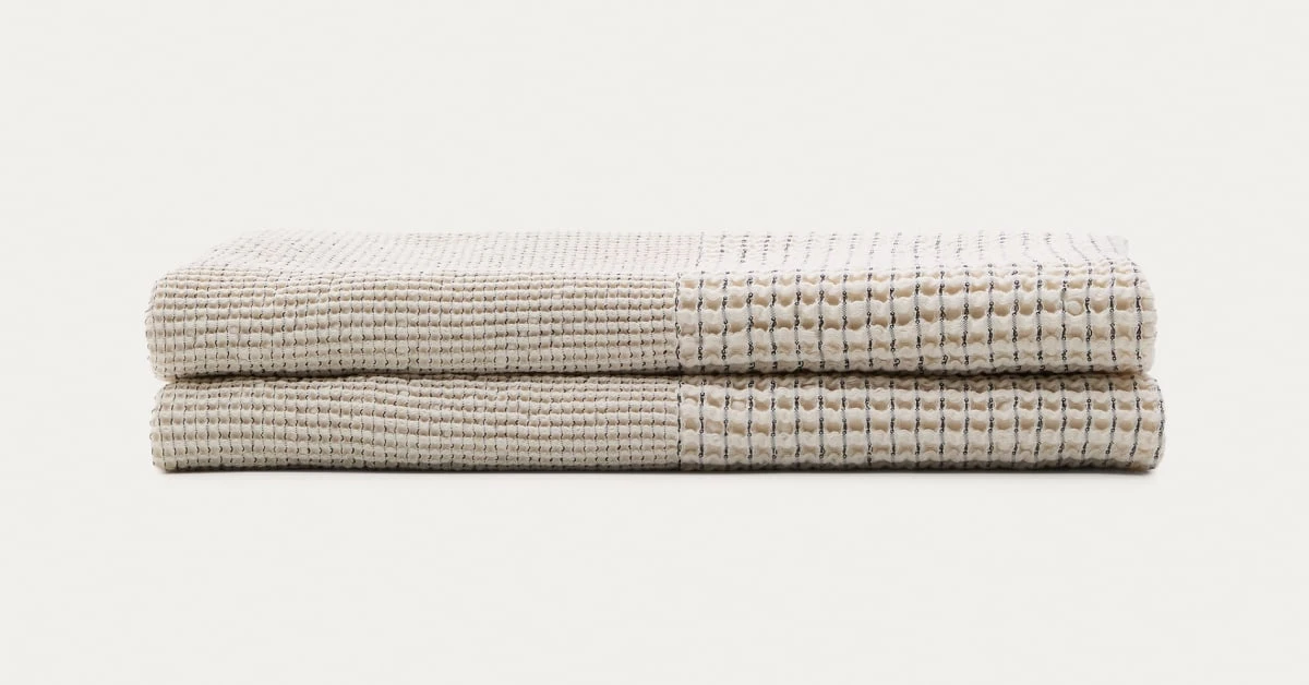 Couvre-lit Mabile 100 % coton jacquard à rayures bleues pour lit de 150/160 cm | Kave Home France