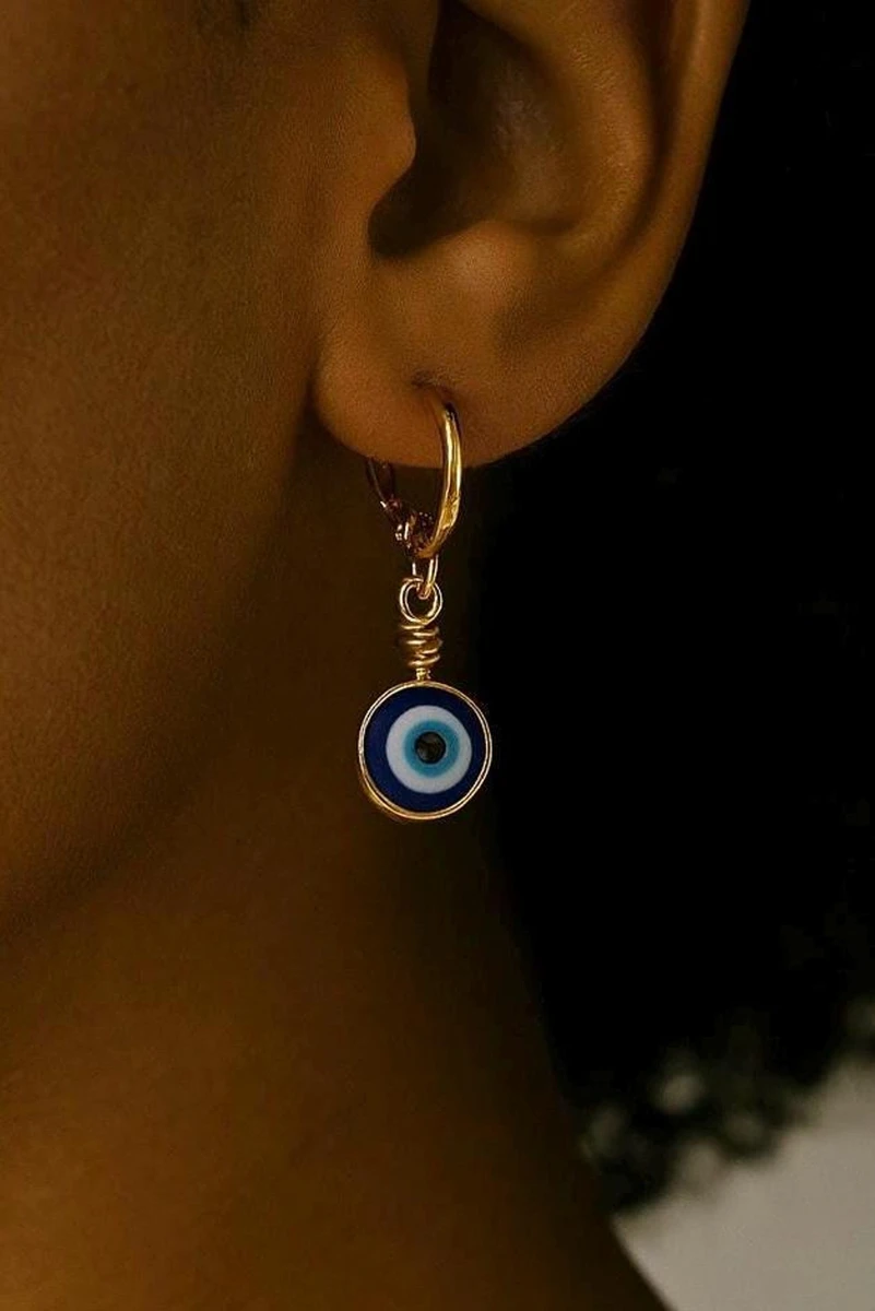 Boucles d'oreilles dorées Huggie Hoop Evil Eye : protection Nazar enveloppée de fil