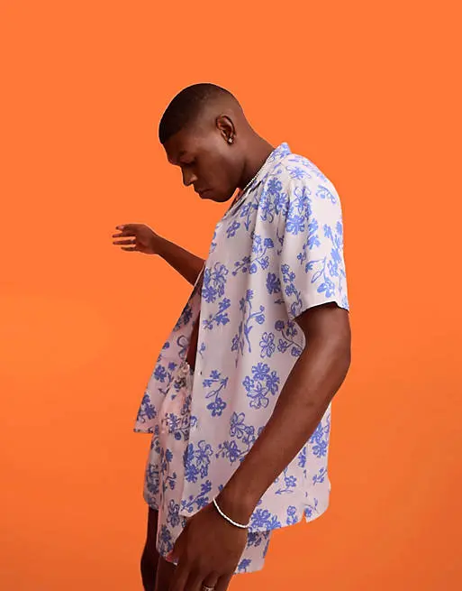ASOS DESIGN - Chemise d'ensemble à revers et imprimé fleurs griffonnées - Bleu