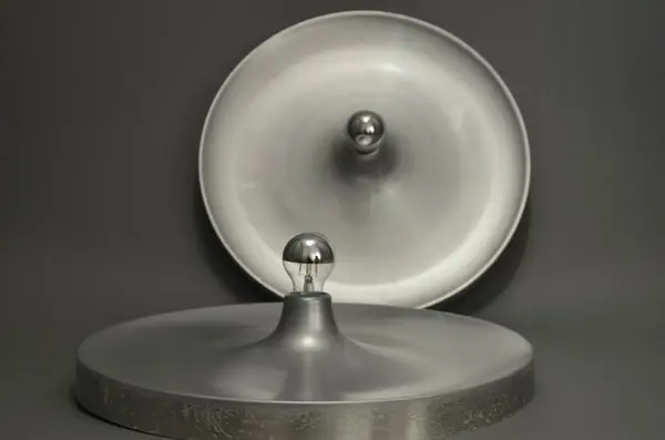 Lampes murales Honsel Charlotte Perriand vintage des années 1960 Discus en aluminium Space Age Design 2 disponible. Grande taille.
