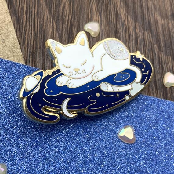 Pin chat qui dort sur un ciel étoilé || Badge émaillé mignon
