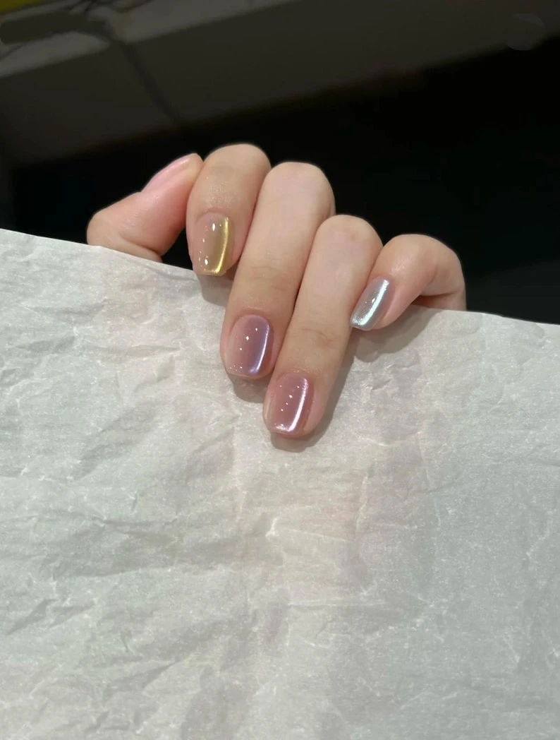 Presse oeil de chat arc-en-ciel coloré amusant et brillant mignon sur les ongles | Ongles courts assez amusants