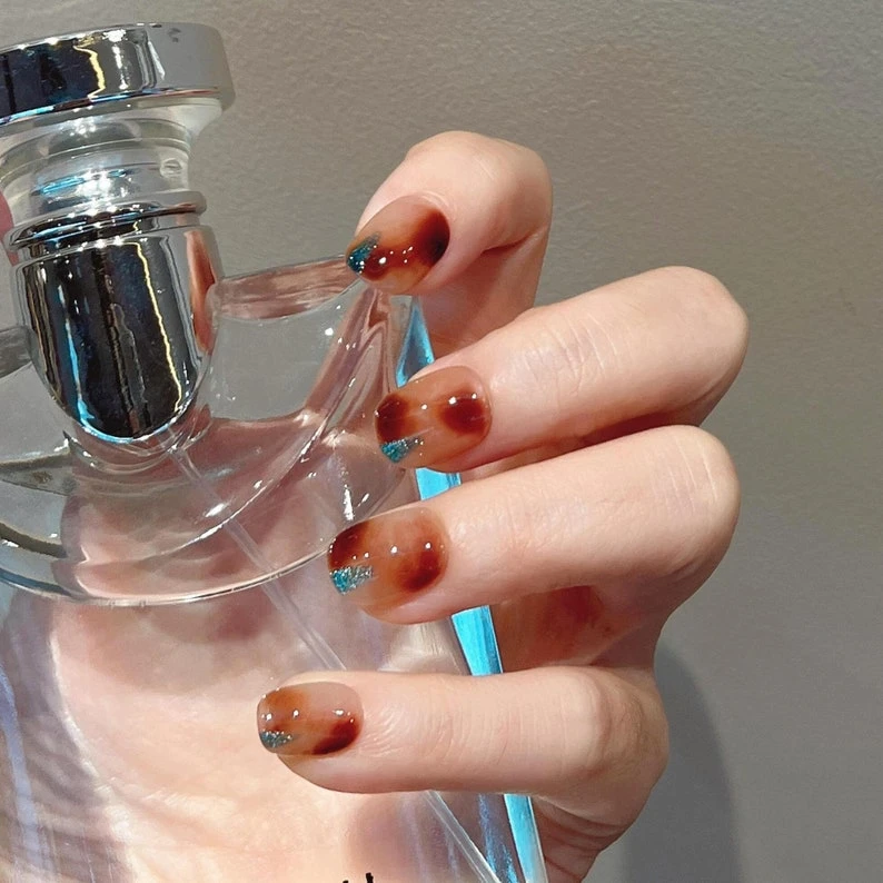 Paillettes bleues faites à la main oeil de chat ambre brun marbre Appuyez sur les ongles Ongles en marbre Ongles d'hiver Ongles bruns XS Ongles