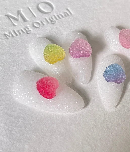 Bonbons gommeux blanc laiteux, coeur arc-en-ciel, presse sur les ongles, ongles d'été scintillants dégradés colorés