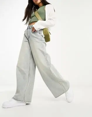 Stradivarius - Jean super ample doux au toucher - Bleu clair délavé vintage  | ASOS
