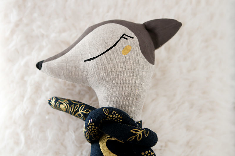 Grande biche, motif paon