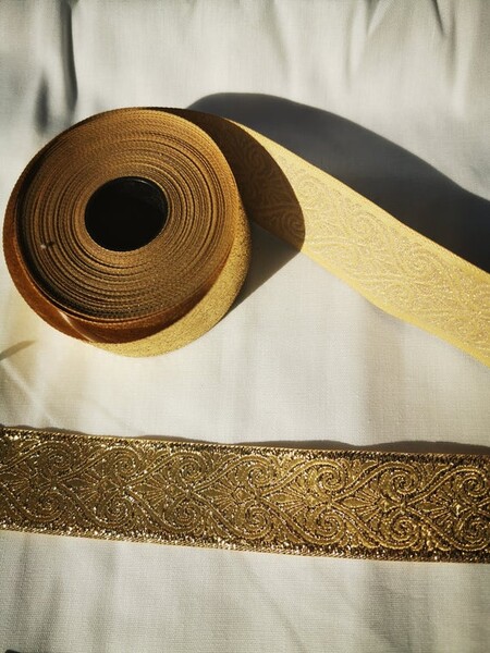 Trim in gold with white golden tendril hearts, Jacquard Lace, Woven Trim for Medieval and Renaissance, French Hood, width 35mm