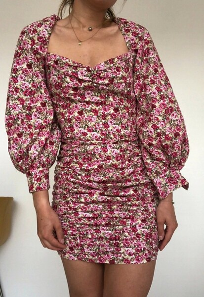 robe nasty gal. Manches bouffantes .TS +étiquette.