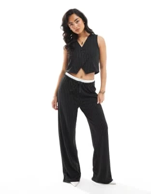 Pieces - Pantalon large d'ensemble ajusté avec taille double - Noir à fines rayures