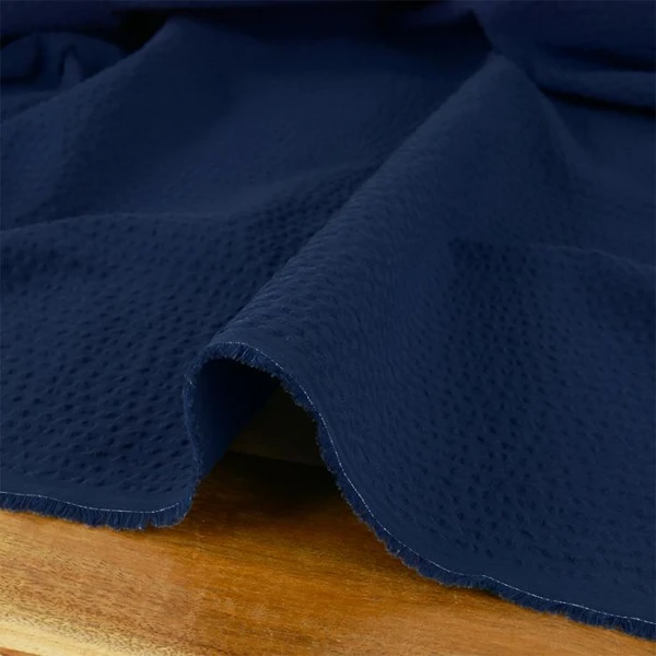 Tissu seersucker coton bleu indigo – France Duval Stalla | L’Atelier de la Création