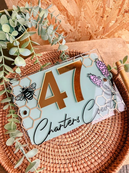 Enseigne de porte de maison peinte à la main | Impression de bourdons dans un jardin de fleurs | Plaque de maison écrite personnalisée | Plaque de maison en acrylique | Numéros de miroir