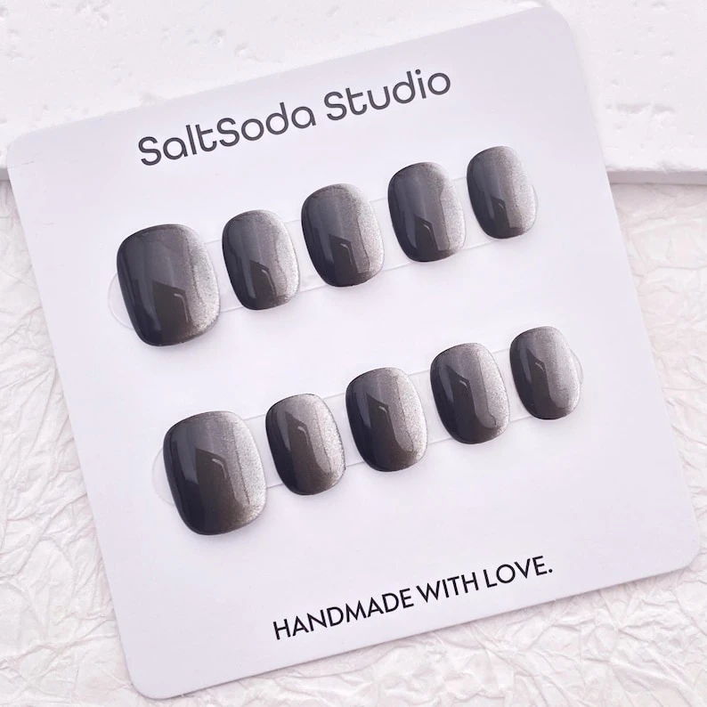 Ongles oeil de chat gris foncé ombrés : Ongles courts et ronds faits main