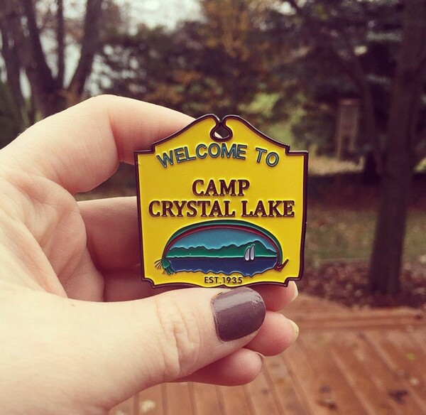 13 broches en émail du "camp Crystal lake" du vendredi