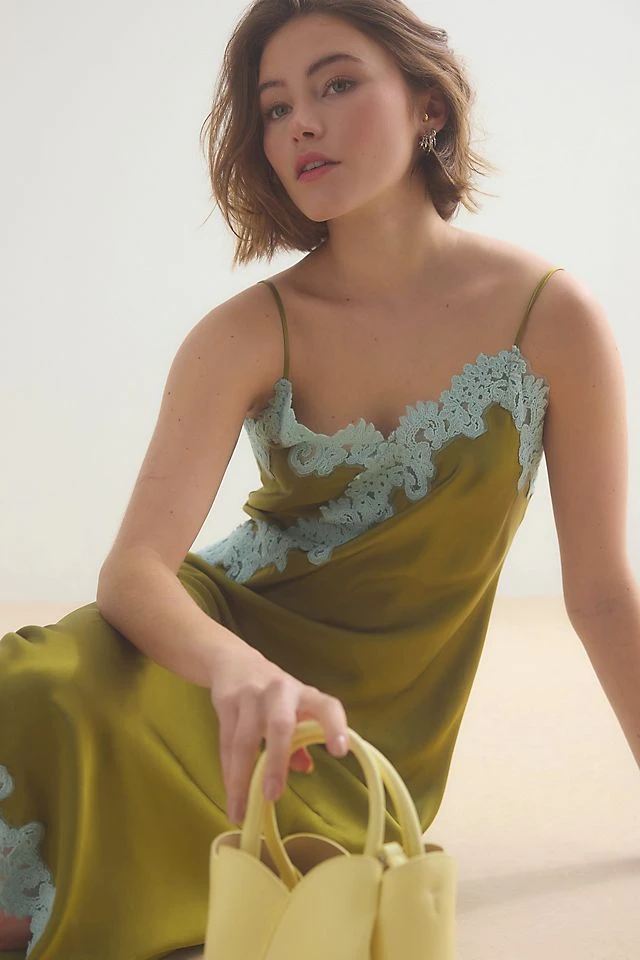 Robe combinaison en satin à bordure en dentelle olive By Anthropologie