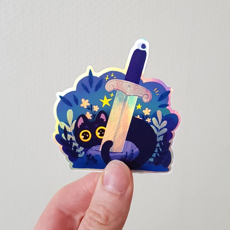 Sticker HOLOGRAPHIQUE Chat noir avec une épée / Art de chat fantastique mignon / Sticker imperméable / Cadeau pour amoureux des chats
