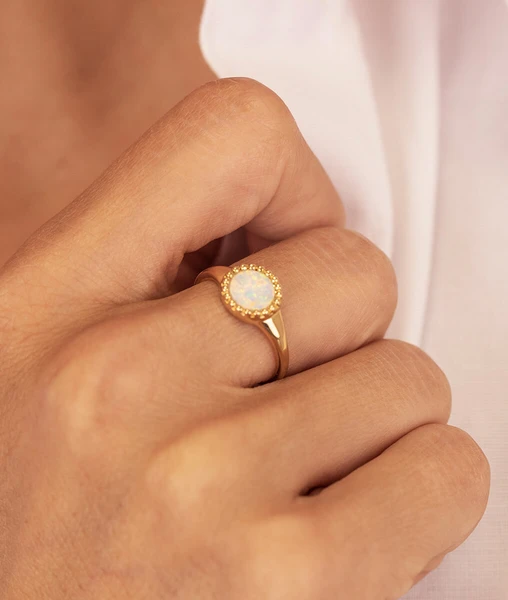 Bague grande pastille perlée Opale blanche Plaqué or