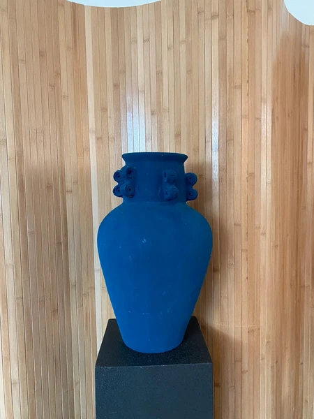 Vintage terracotta blauwe vaas wabisabi