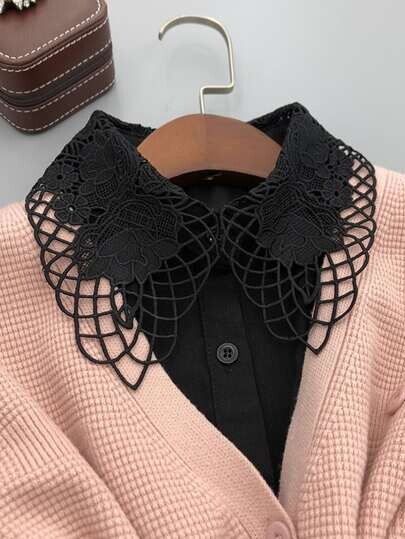 Faux col ajouré à fleur