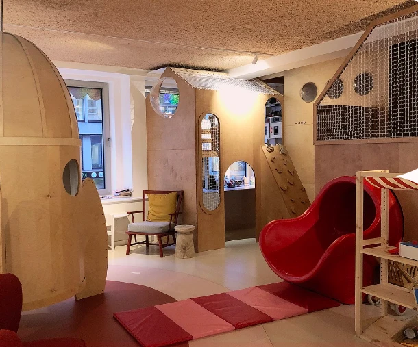 Pause and Play - Café avec plaine de jeux 