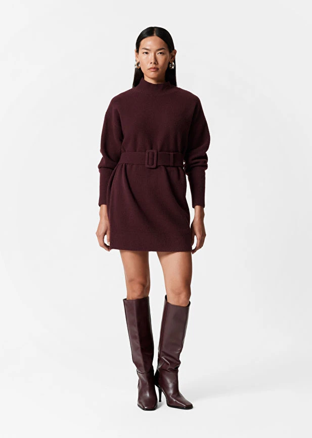 Robe courte en maille avec ceinture