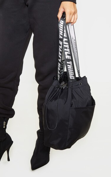 PRETTYLITTLETHING - Sac en nylon noir à cordons ajustables