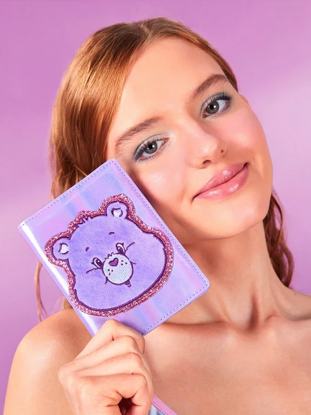 SHEIN X Care Bears 1 pièce Étui à passeport en PU brillant avec motif Ours à partager, peut contenir le passeport, la carte d'embarquement et deux cartes. Convient pour les voyages, les déplacements, les femmes, les enfants, les adolescents, l'amitié