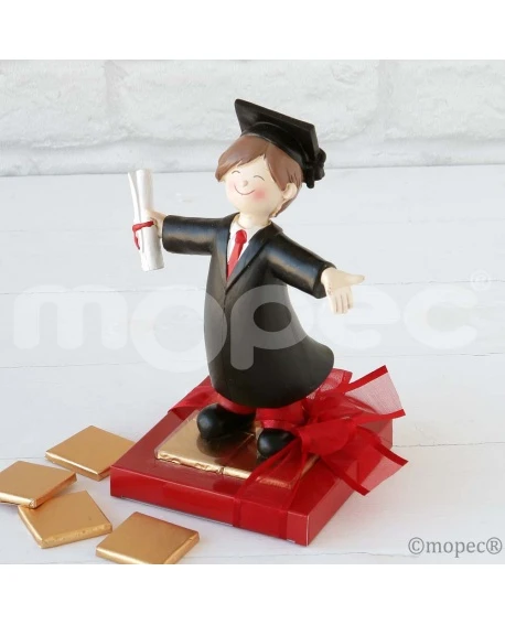 Figura de chico graduado con toga y birrete, en caja de regalo dulces